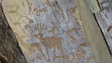 stones-with-of-people-and-animals-petroglyphs